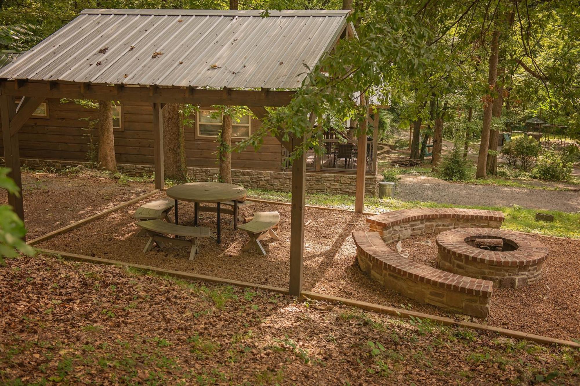 Meg Cabin Tiny Rustic Comfort On Lookout Mtn Chattanooga Exterior photo